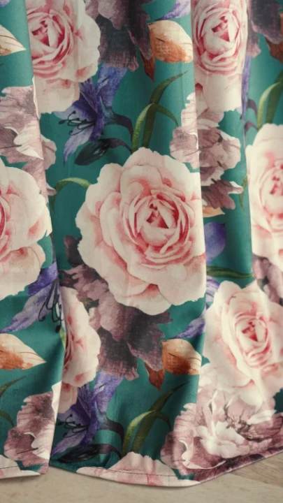Zaslona-Rose-dark-zoom-podloga-2.webp