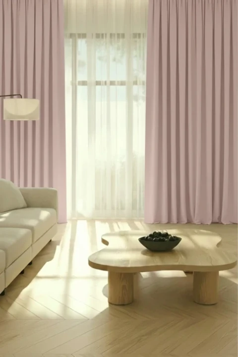 Aranzacja_zaslona_HOLD_przelotki_pudrowa.webp