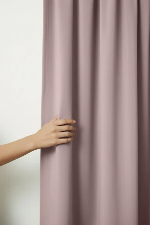 Modelka_zaslona_przelotki_SOFT_pudrowa.webp