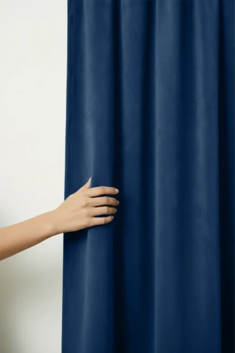 Modelka_zaslona_przelotki_SOFT_granatowa.webp