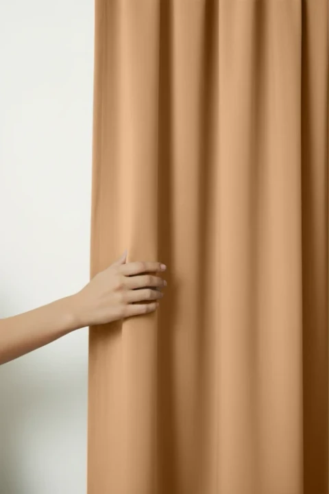 Modelka_zaslona_przelotki_SOFT_musztardowa.webp