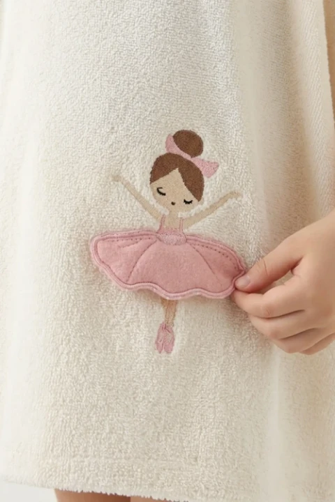 Zblizenie_ponczo_balerina.webp