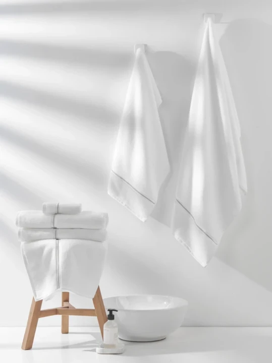 Recznik-Bialy-z-srebrna-biza-LIBRE.webp