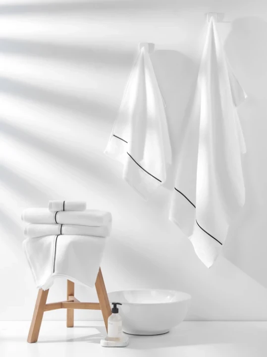 Recznik-LIBRE-Bialy-z-czarna-biza.webp