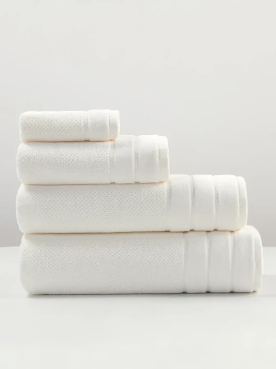 recznik-loren-bialy-aranzacja-1-Spod-Igly-i-Nitki.webp