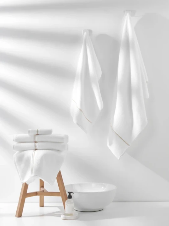 Recznik-bialy-ze-zlota-biza-LIBRE.webp
