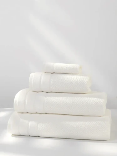 recznik-loren-bialy-aranzacja-4-Spod-Igly-i-Nitki.webp