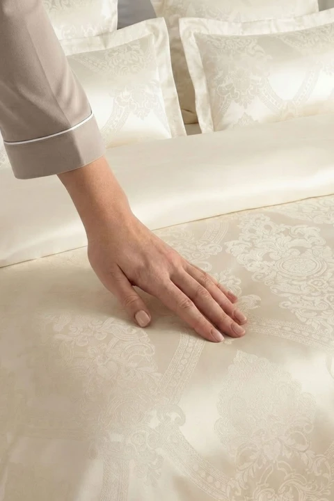 Modelka_posciel_atłasowa_AT005.jpg