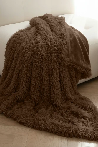 Bliskikadr_koc_brazowy_yeti.webp