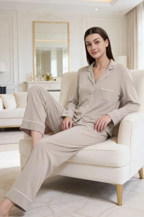 Damska-Pizama-Dwuczesciowa-Taupe-z-Biala-Biza-ELAN-LONG.webp