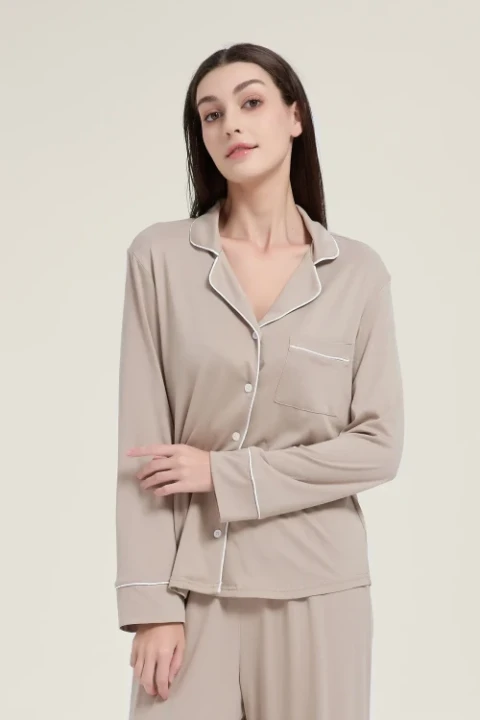Damska-Pizama-Dwuczesciowa-Taupe-z-Biala-Biza-ELAN-LONG (4).webp