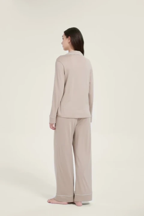 Damska-Pizama-Dwuczesciowa-Taupe-z-Biala-Biza-ELAN-LONG (3).webp