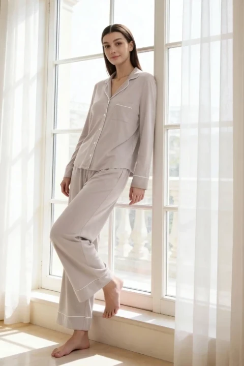 Damska-Pizama-Dwuczesciowa-Taupe-z-Biala-Biza-ELAN-LONG (2).webp