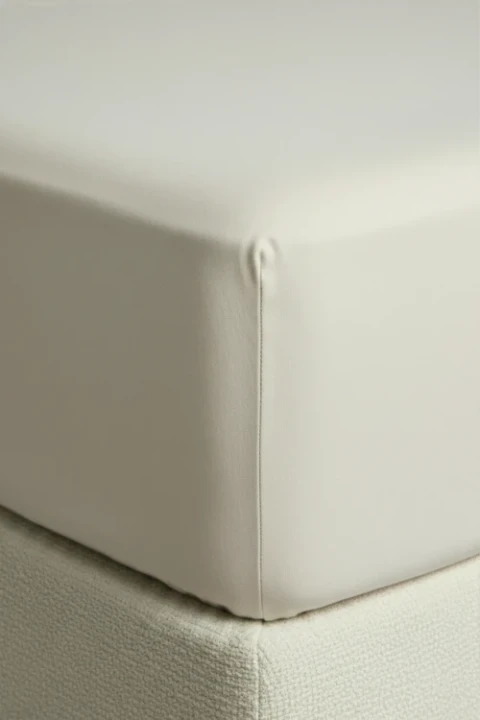 Zblizenie_przescieradlo_jersey_kremowe.webp