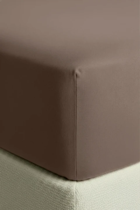 Zblizenie_przescieradlo_jersey_ciemnybez.webp