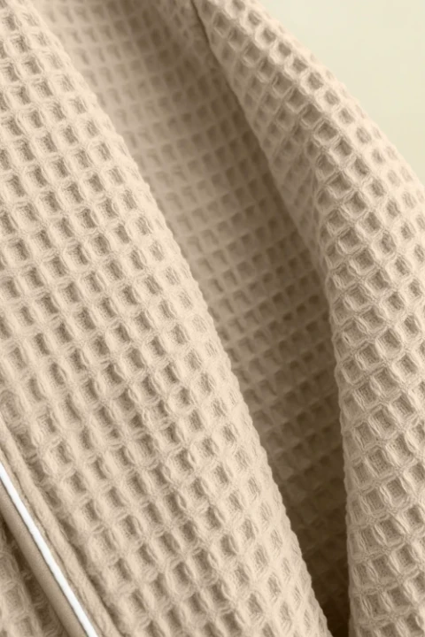 Zblizenie_szlafrok_wafel_bezowy.webp