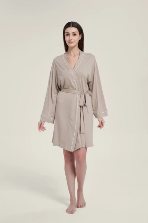 Damski-Szlafrok-Taupe-z-Biala-Biza-ELAN (3).webp