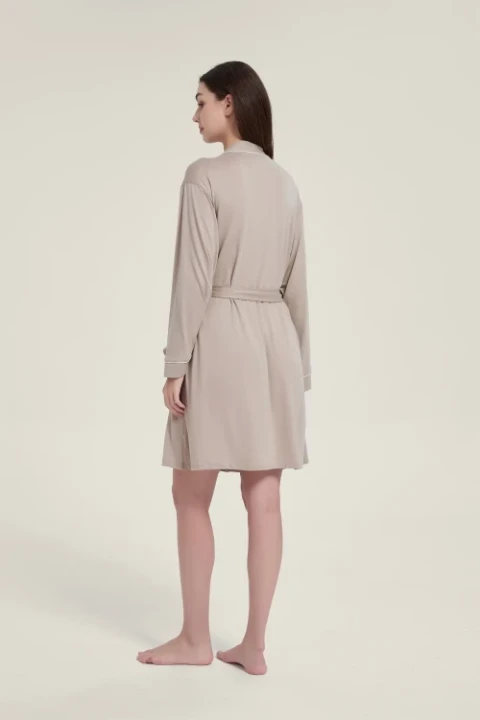 Damski-Szlafrok-Taupe-z-Biala-Biza-ELAN (4).webp