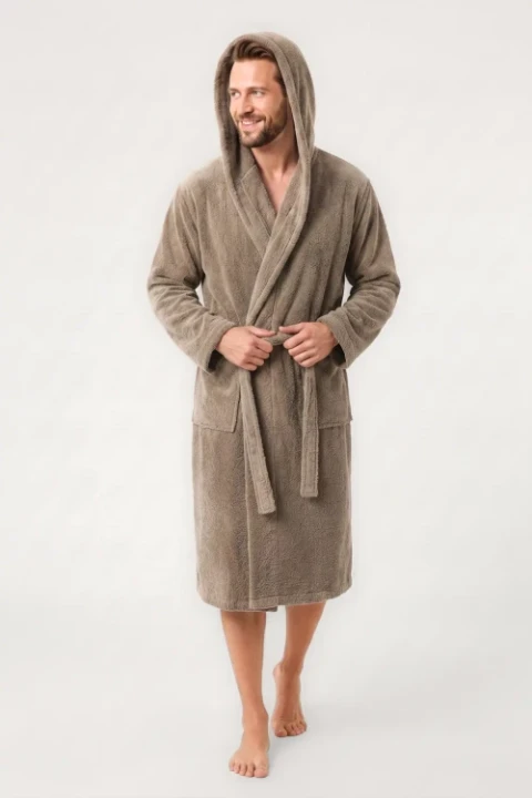Packshot_model_szlafrokZkapturem_frotte_brazowy.webp