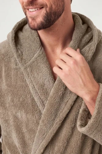 Zblizenie_model_zlafrokZkapturem_frotte_brazowy.webp