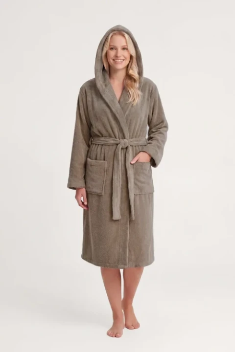 Packshot_modelka_szlafrokZkapturem_frotte_brazowy.webp