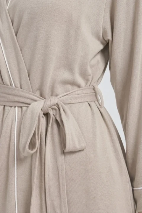 Damski-Szlafrok-Taupe-z-Biala-Biza-ELAN.webp