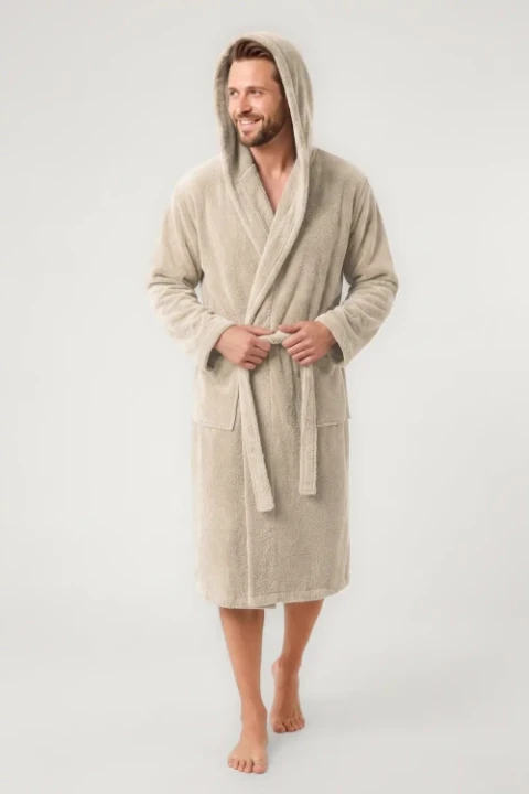 Packshot_model_szlafrokZkapturem_frotte_jasnybez.webp