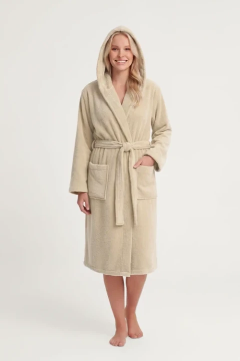 Packshot_modelka_szlafrokZkapturem_frotte_jasnybez.webp