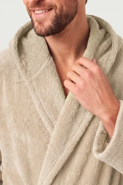 Zblizenie_model_szlafrokZkapturem_frotte_jasnybez.webp