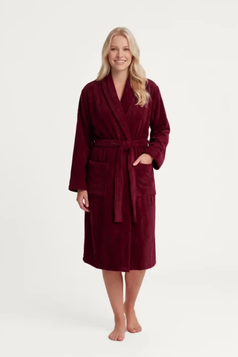 Packshot_modelka_szlafrok_frotte_bordowy.webp