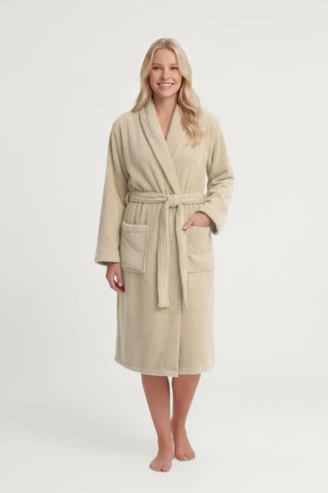 Packshot_modelka_szlafrok_frotte_jasnybez.webp