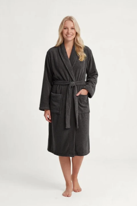 Packshot_modelka_szlafrok_frotte_grafitowy.webp