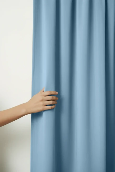 Modelka_zaslona_przelotki_SOFT_niebieska.webp